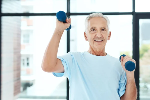 Az egészséges életmód fenntartása. Lelőttek egy idős embert, aki súlyzókkal edz.. — Stock Fotó