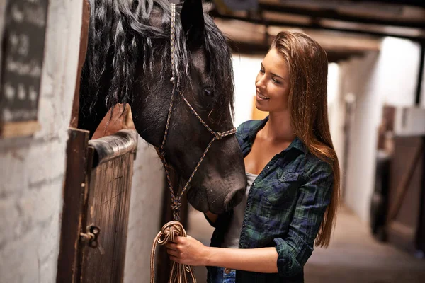 Miúda, porquê? Uma jovem mulher em um estábulo com seu cavalo. — Fotografia de Stock