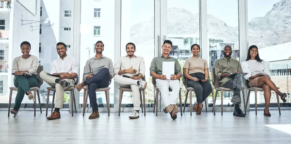 La igualdad de oportunidades para todos. Fotografía de un grupo de personas esperando ser entrevistadas para un trabajo en una oficina moderna. — Foto de Stock