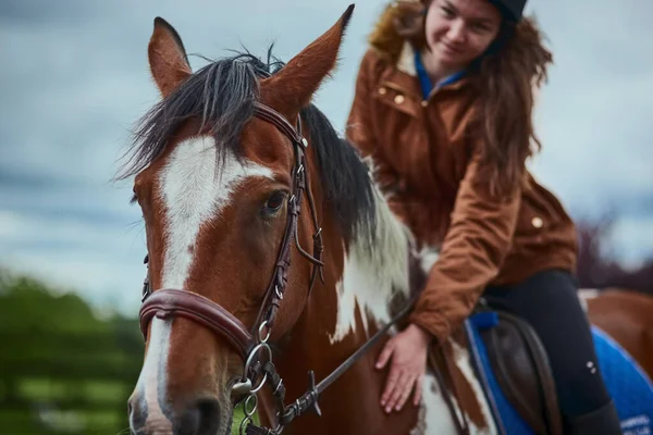 La confiance est tout. Tourné d'une adolescente chevauchant son poney sur une ferme. — Photo