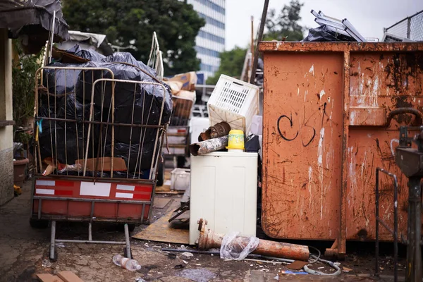 Daglig förorening. Beskuren bild av skräp på gatan. — Stockfoto