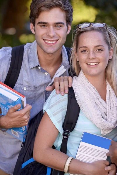 Nettes Campus-Paar. Porträt zweier junger Studenten, die draußen auf dem Campus stehen. — Stockfoto