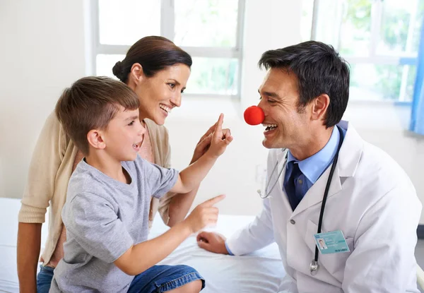 Vypadá to na Rudolpha, červenonosého soba. Vystřižený snímek doktora, který baví své pacienty. — Stock fotografie