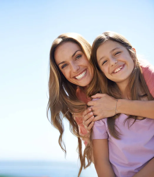 Amor y afecto navideños. Retrato de una amorosa madre e hija de pie juntas al aire libre. —  Fotos de Stock