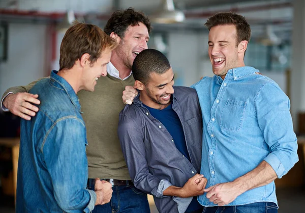 Les garçons seront des garçons. collègues masculins plaisantant les uns avec les autres dans le bureau. — Photo