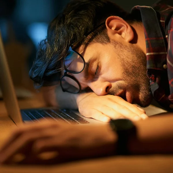 Apagado do trabalho. Foto cortada de um jovem empresário dormindo em sua mesa enquanto trabalhava até tarde em um escritório. — Fotografia de Stock