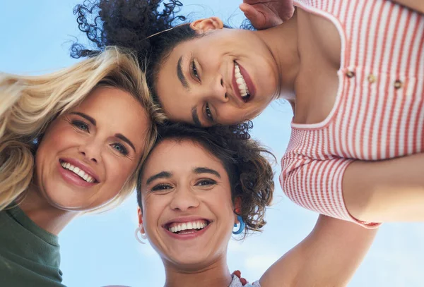 私たちの友情は私たちにとって最も重要です。カメラで笑っている3人の女性の友人のショット. — ストック写真