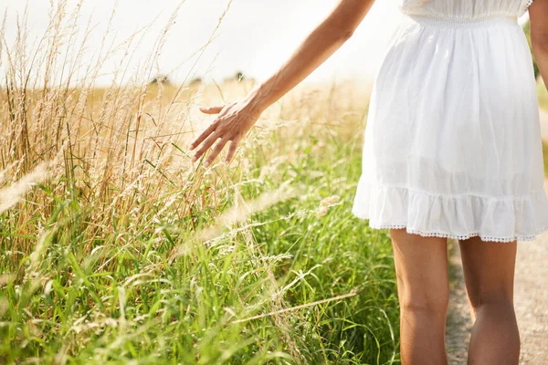 Užívám si krajinu. Vystřižený snímek ženy v pšeničném poli. — Stock fotografie