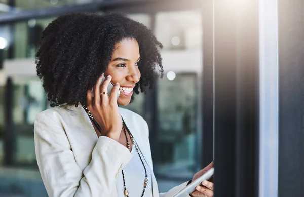 Tutto è pronto e in attesa della vostra approvazione. Girato di una giovane donna d'affari che fa una telefonata nel suo ufficio. — Foto Stock