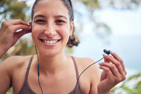 I chose the best beats for my morning run. Portrait of a sporty young woman wearing earphones while exercising outdoors. — Stock Photo, Image