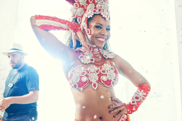 Samba, ten nejvíc sexy tanec na světě. Snímek krásné samby tanečnice vystupující na karnevalu. — Stock fotografie