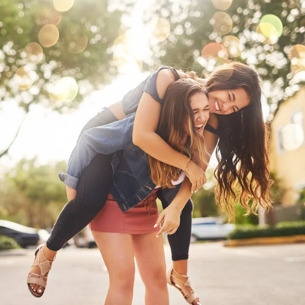 Je m'amuse tellement avec mon bestie. Plan recadré de deux meilleures amies qui passent la journée ensemble dans la ville. — Photo