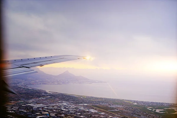 Reizen is leven. Opname van een schilderachtig uitzicht door een vliegtuigraam. — Stockfoto