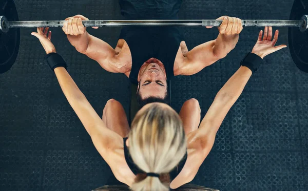 Wees geen sukkel, je moet pompen. Een foto van een stel dat aan het trainen was in de sportschool.. — Stockfoto