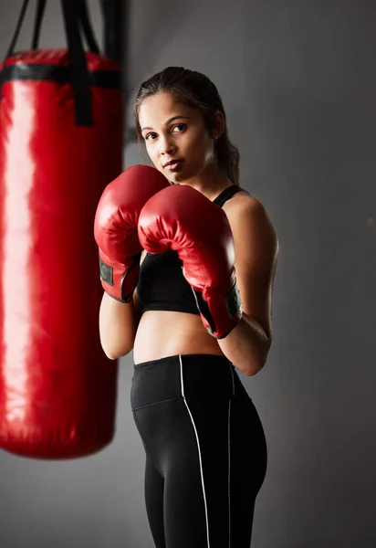 Chcę walczyć. Portret atrakcyjnej młodej bokserki na siłowni. — Zdjęcie stockowe