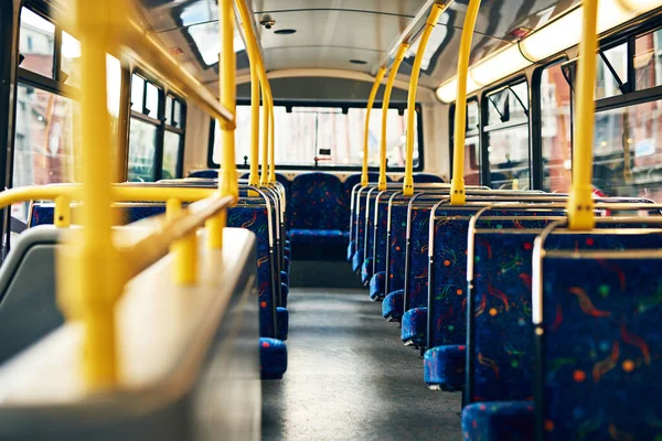 Bu koltukların doldurulması gerekiyor. Kamu otobüsündeki boş koltukların görüntüsü.. — Stok fotoğraf