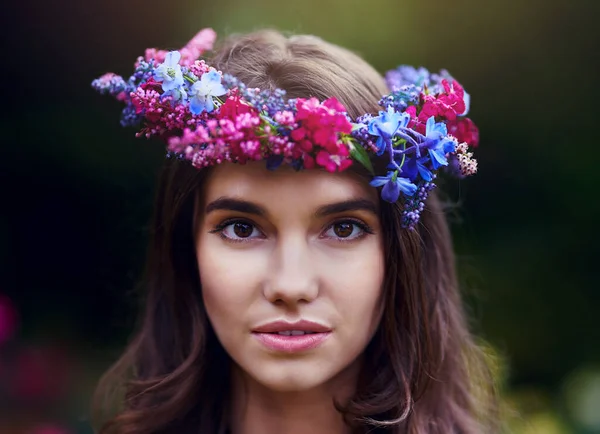 Boho szépsége. Egy gyönyörű fiatal nő portréja, aki virágos koszorút visel a szabadban.. — Stock Fotó