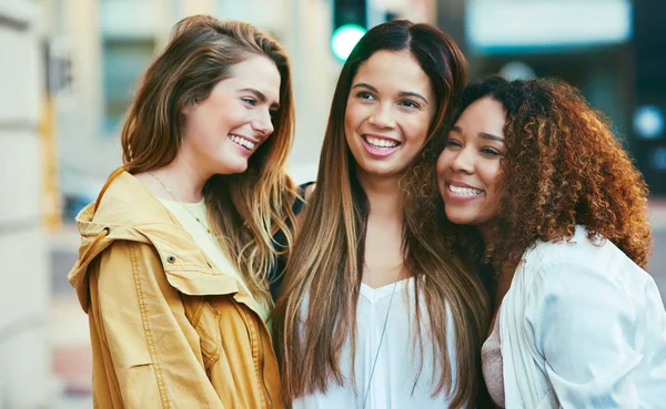 Were making it a girls day. Cropped shot of three friends having fun in the city. —  Fotos de Stock