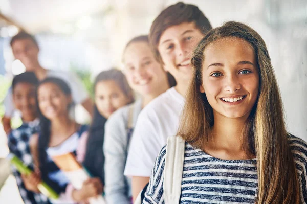 Was werden wir heute lernen? Porträt einer Gruppe glücklicher Schüler, die in einer Schlange vor ihrem Klassenzimmer stehen. — Stockfoto