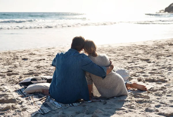 Es gibt nichts, was ein Sonnenuntergang am Strand nicht reparieren kann. Rückansicht eines Paares mittleren Alters, das am Strand sitzt. — Stockfoto
