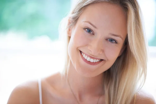 Een goed gevoel over mezelf - Zelfvertrouwen. Schattige jonge vrouw glimlacht gelukkig naar je. — Stockfoto