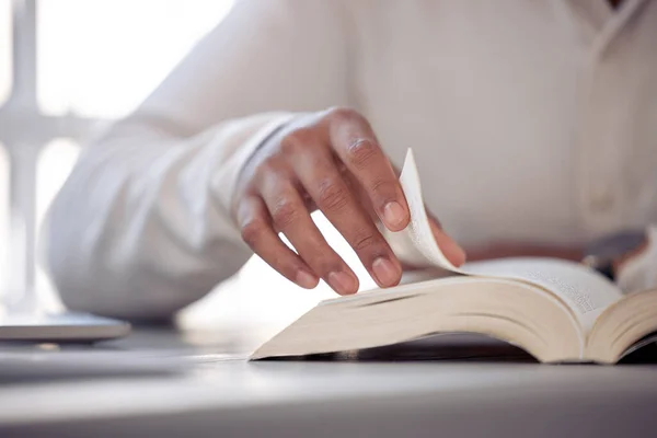 Senza lavoro, niente prospera. Girato di un maschio irriconoscibile che legge un libro a casa. — Foto Stock