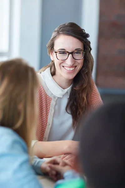 Gelukkig op de campus. Portret van een jonge universiteitsstudent in haar klas tijdens een groepsproject. — Stockfoto