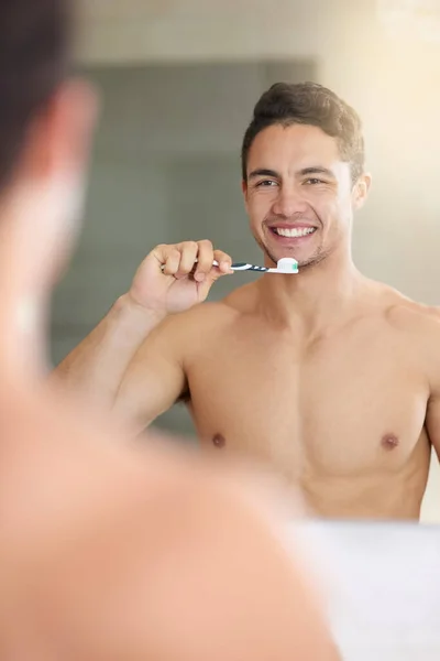 Fallo per il tuo sorriso. Colpo di un bel giovanotto che si lava i denti a casa. — Foto Stock