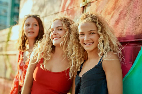 Barátnők a városban. Vágott portré három vonzó fiatal barátnő, akik jól érzik magukat a városban. — Stock Fotó
