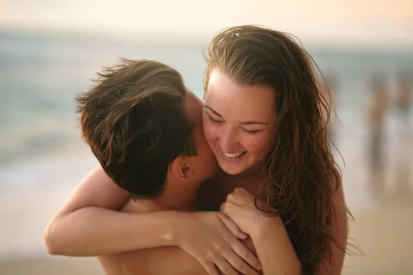 Profiter d'un moment de qualité à la plage. Plan recadré d'un jeune couple affectueux profitant de la journée à la plage. — Photo