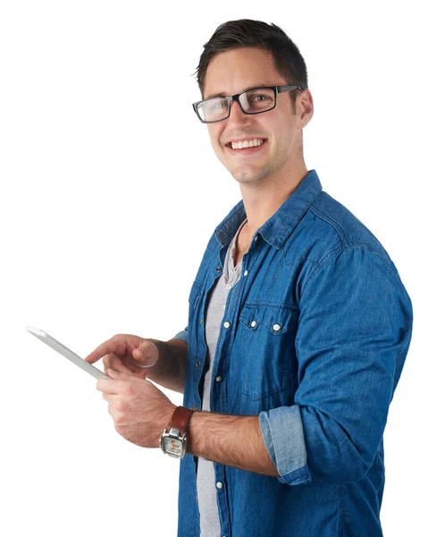 Toutes les infos dont j'ai besoin. Portrait en studio d'un beau jeune homme tenant une tablette numérique isolée sur blanc. — Photo