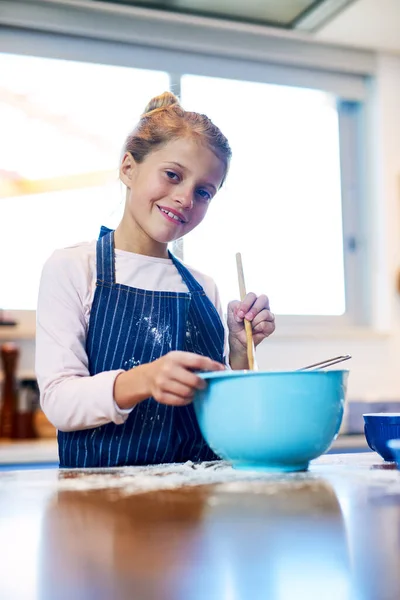 Sto preparando delle prelibatezze super gustose. Ritratto di una bambina che cuoce in cucina a casa. — Foto Stock