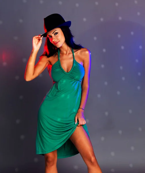 Salir con estilo. Foto de una joven sexy posando en un vestido de noche y sombrero. —  Fotos de Stock