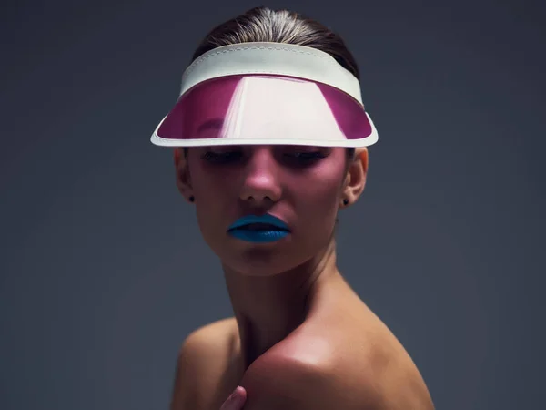 Niech żywa kolorystyka cię prowadzi. Studio shot atrakcyjnej młodej kobiety w różowej czapce retro pozowanie na szarym tle. — Zdjęcie stockowe