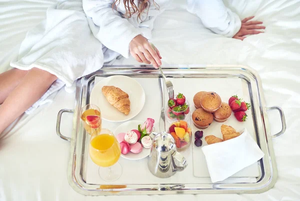 Güne doğru başla. Yüksek açılı, tanınmayan bir kadının otel yatağında sağlıklı bir kahvaltı ederken çekilmiş bir fotoğrafı.. — Stok fotoğraf