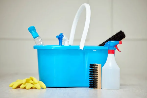 The right tools are essential. Shot of an empty room with a bucket of cleaning supplies. — Foto de Stock