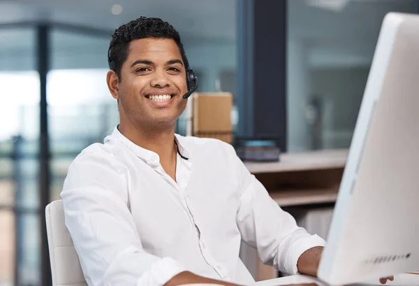 Zákazník se zaměřil na zajištění spokojenosti zákazníka. Portrét mladého podnikatele pracujícího na počítači v call centru. — Stock fotografie