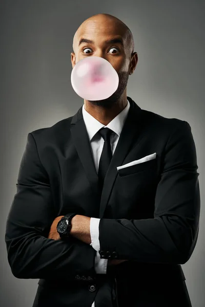 La mia bolla non scoppiera 'presto. Studio ritratto di un bel giovane uomo d'affari su uno sfondo grigio. — Foto Stock