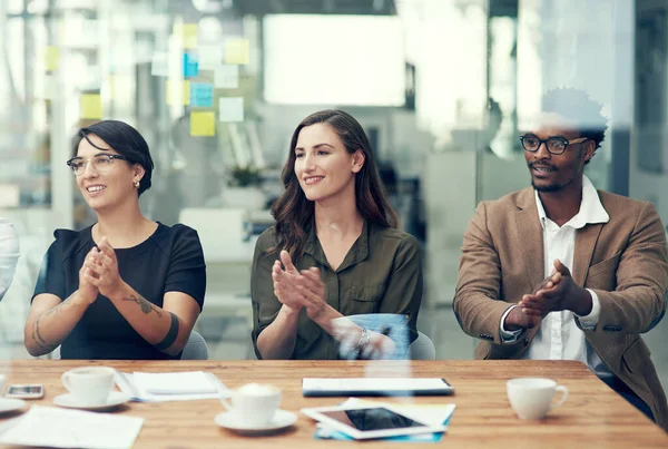Sie spüren gerade, dass ihr nächster großer Erfolg kommt. Aufnahme einer Gruppe von Geschäftsleuten, die in einem Büro applaudiert. — Stockfoto
