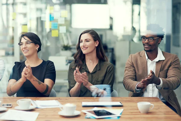 Ze kunnen gewoon voelen dat hun volgende grote succes voorbij komt. Schot van een groep zakenmensen applaudisseren in een kantoor. — Stockfoto