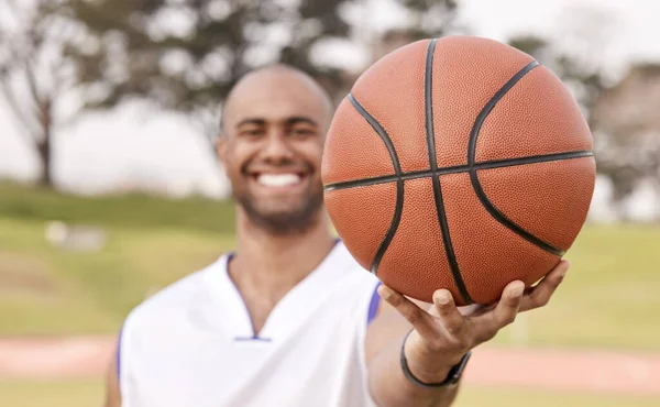 Que belo jogo. Tiro de um homem irreconhecível sozinho lá fora e segurando uma bola de basquete. — Fotografia de Stock