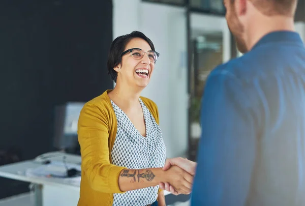 Feliz pela oportunidade de trabalharmos juntos. Tiro cortado de empresários apertando as mãos em um escritório. — Fotografia de Stock