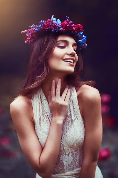 A dolgok, amik boldoggá tesznek, elárulják, kik vagyunk. Egy gyönyörű fiatal nőről, aki virágos koszorút visel a szabadban.. — Stock Fotó