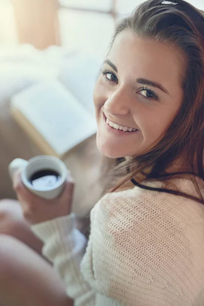 W weekendy chodzi o wyluzowanie. Portret pięknej młodej kobiety pijącej kawę w domu. — Zdjęcie stockowe