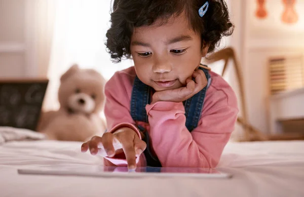 これは彼女の好きな時間です。家でデジタルタブレットを使って女の子のショット. — ストック写真