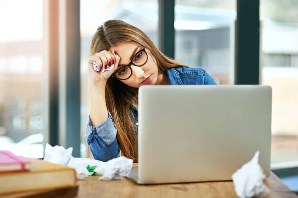 Im just not getting this. Shot of a female university student looking stressed while sitting at a table on campus using a laptop. — Stock Photo, Image