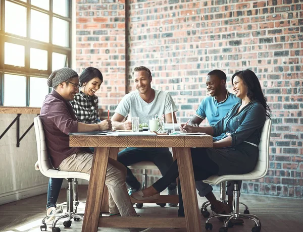 Team. Gemeinsam erreichen alle mehr. Aufnahme eines Unternehmerteams, das in einem modernen Büro zusammenarbeitet. — Stockfoto