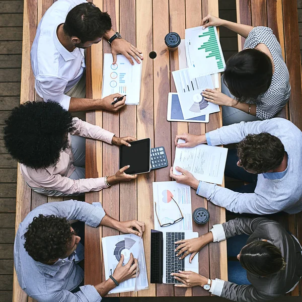 La tecnologia li aiuta ad avere successo. Foto ad alto angolo di una squadra di uomini d'affari che hanno una riunione fuori. — Foto Stock