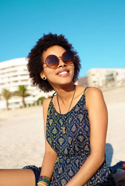 Ottenere un po 'di vitamina D. Colpo ritagliato di una giovane donna attraente che indossa abiti casual mentre seduto sulla spiaggia da solo e godersi il sole. — Foto Stock