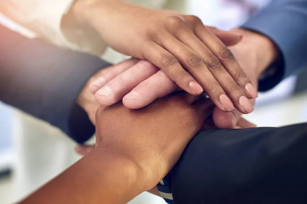 Muchas manos y una visión hacen un equipo exitoso. Primer plano de un grupo de colegas uniendo sus manos en unidad. —  Fotos de Stock